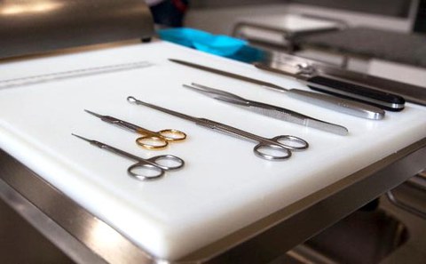 We see a table with various tools for performing an autopsy.