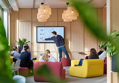 Kollaboration im Fokus: Informelles Meeting bei SynoSys