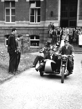 Studenten auf Motorrad