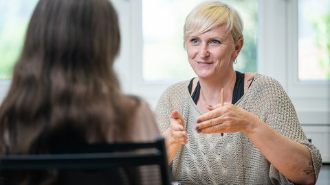 zwei Frauen im Gespräch