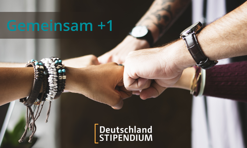 Links oben der Schriftzug "Gemeinsam +1". In der Mitte des Bildes stoßen 4 Fäuste zusammen. Unten in der Mitte ist das Logo des Deutschlandstipendiums.