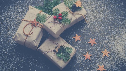 Geschenke von oben mit Kunstschnee