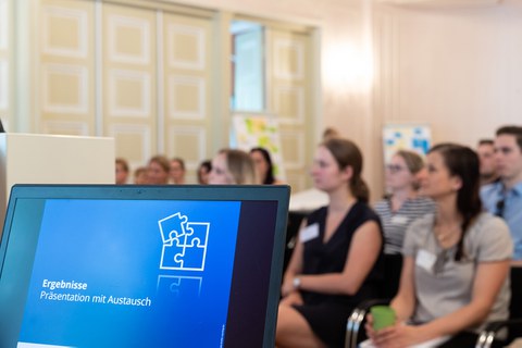 Ergebnisplenum beim Förderernetzwerktreffen