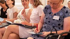 Teilnehmer schreiben Ideen für Netzwerkformate auf