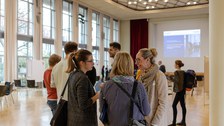 Gruppe von drei Teilnehmerinnen im Gespräch