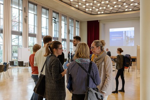 Gruppe von drei Teilnehmerinnen im Gespräch