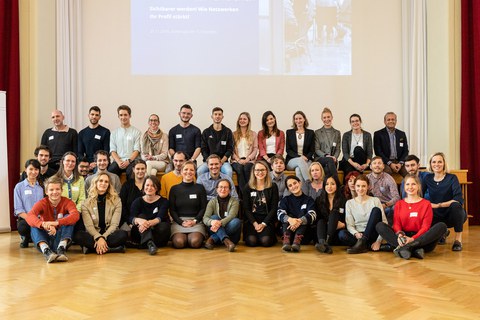 Gruppenbild der Teilnehmenden vor der Bühne