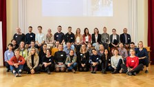 Gruppenbild der Teilnehmenden vor der Bühne