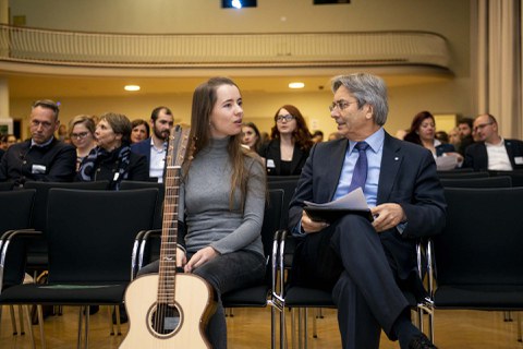 Rektor mit Gitarristin