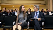 Rektor mit Gitarristin