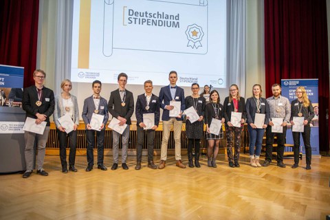 Stipendiat/innen mit Urkunden