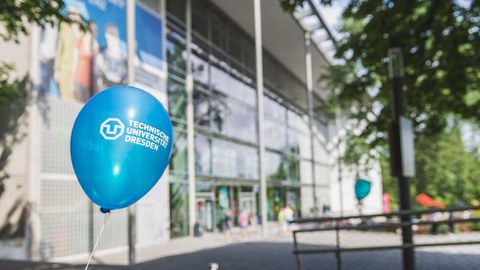 blauer Ballon vor dem HSZ