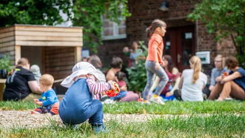 Studieren in Dresden, Kinder spielen auf der Wiese