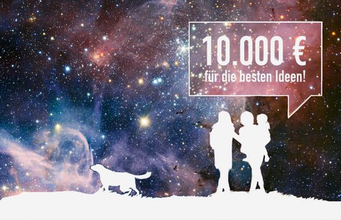 Grafik-Foto-Komposition: Ein sternbedeckter Himmel, davor als weiße Silhouetten ein Hund sowie ein Paar mit Kind auf dem Arm. Darüber weißer Schriftzug in einer eckigen Sprechblase: 10.000€ für die besten Ideen!