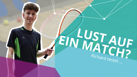 Student im Sportoutfit und Squash-Schläger