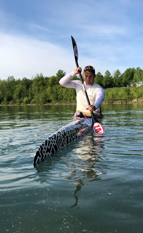 Foto von Tom Liebscher im Kanu auf einem Fluss