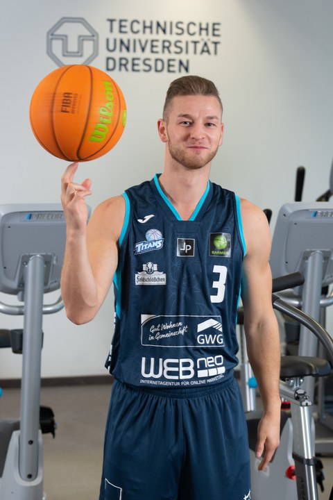 Porträt Bryan Nießen im Sportdress mit Basketball