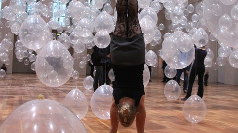Sportlerin mit Luftballons