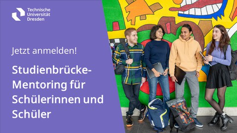 Studentinnen und Studenten stehen vor einer Wand