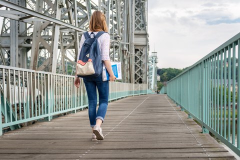 Studentin spaziert am Blauen Wunder