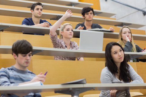Student:innen im Hörsaal.