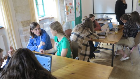Foto vom Workshop, das die Teilnehmenden zeigt, die das Tool "Streetmix" nutzen.