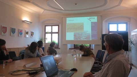 Foto im Workshopraum. Es läuft gerade ein Vortrag mithilfe einer Präsentation via Beamer.