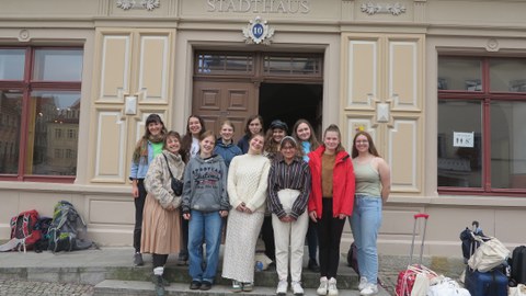 Gruppenbild aller Teilnehmenden und Betreuerinnen auf einer Treppe.