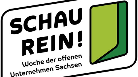 Logo. Auf der linken Seite ist "SCHAU REIN!" zu lesen, darunter "Woche der offenen Unternehmen Sachsen". Rechts ist ein zweifarbiges Symbol. Text und Symbol sind mit einer schwarzen Linie umrandet, wodurch sich ein Rechteck mit abgerundeten Ecken ergibt.