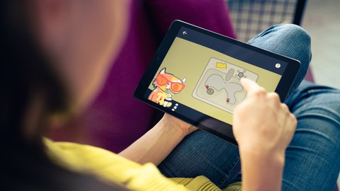 Kind mit Tablet in der Hand