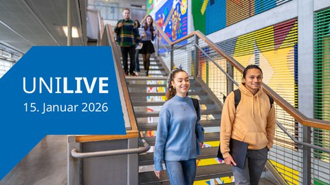 Bild zeigt zwei Studierende von vorn, die eine Treppe auf dem TUD-Campus runterlaufen.