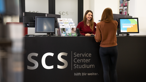  Theke des Service-Center-Studium im Foyer des Fritz-Foerster-Baus