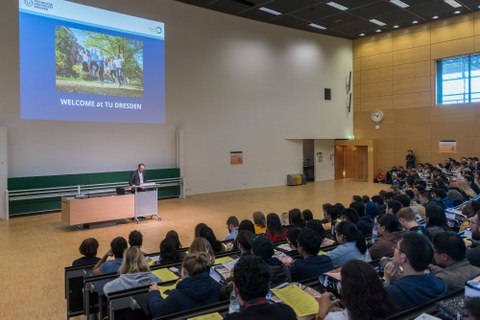 großer Hörsaal im Hörsaalzentrum während einer Präsentation zum Studienstart
