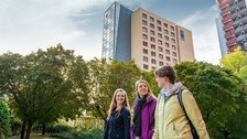 drei Studentinnen vor den Wohnheimen Zellescher Weg