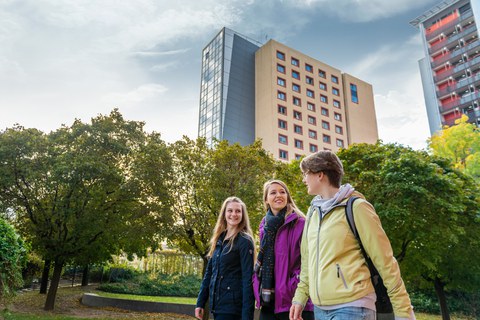 drei Studentinnen vor den Wohnheimen Zellescher Weg