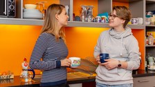 Studentinnen trinken Kaffee in Wohnheimküche Zellescher Weg