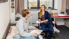 zwei Studentinnen sitzen in Wohnheimzimmer