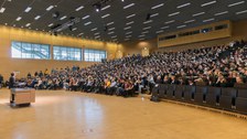 Audimax Zuschauerränge voll mit Personen