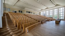 leerer Schönfeld-Hörsaal