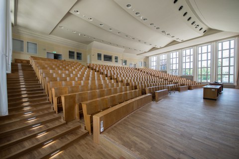 leerer Schönfeld-Hörsaal