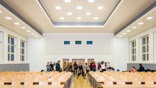 Teilnehmer nehmen an einer Übung beim Theaterworkshop teil