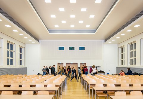 Teilnehmer nehmen an einer Übung beim Theaterworkshop teil