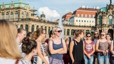 Das Foto zeigt die jugendlichen Teilnehmerinnen der Sommeruniversität im Dresdner Zwinger. 