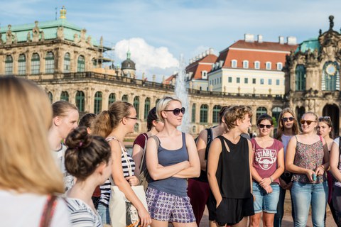 Das Foto zeigt die jugendlichen Teilnehmerinnen der Sommeruniversität im Dresdner Zwinger. 
