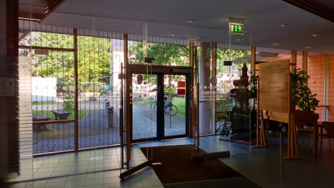 Orangene und schwarze Streifen als  Vogelschut-Probebeklebung im Judeich-Bau in Tharandt von innen fotografiert.
