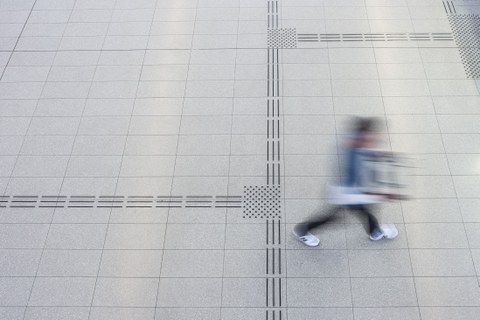 Foto eines Bodens mit taktilen Bodenindikatoren für Sehbehinderte an der TUD