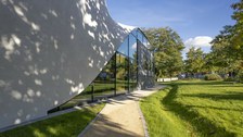 Das Foto zeigt das Carbonbetonhaus Cube auf dem Campus im Herbst.