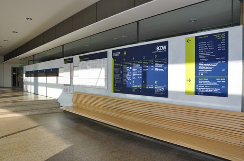 Beschilderung im Foyer BZW