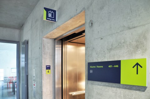 Beschilderung Aufzug CHE, Chemie Gebäude