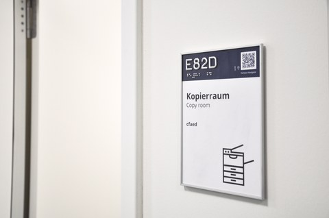 Türschild mit Brailleschrift